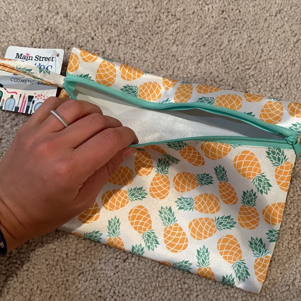 NWT Pineapple print cosmetic tote bag - Picture 2 of 3